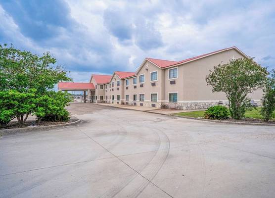 Days Inn & Suites by Wyndham Beeville 1