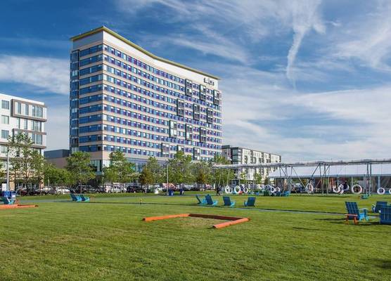 Aloft by Marriott Boston Seaport District 1