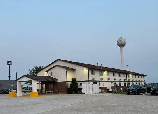 Super 8 by Wyndham Mendota I-39 1