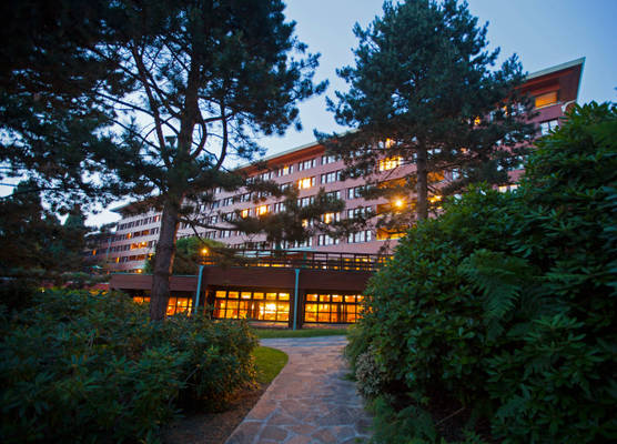 Disney Sequoia Lodge + Tickets 1