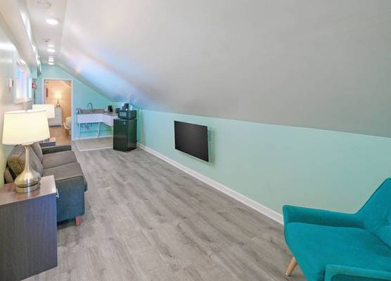 Commander Beach House Hotel 1