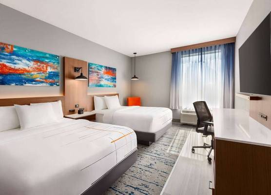 La Quinta Inn & Suites by Wyndham Mount Laurel Moorestown 1