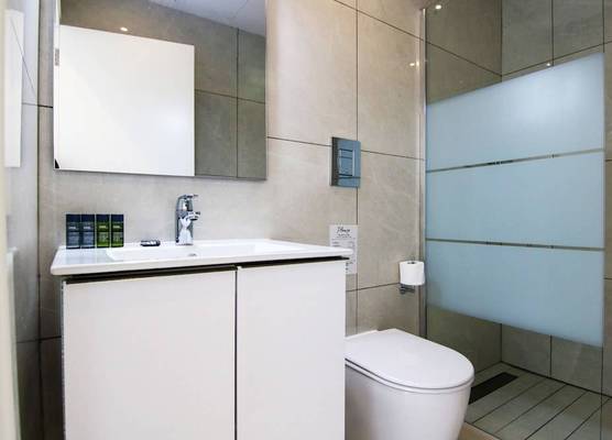 Phaedrus Living: Seaside Executive Flat Harbour 203 1