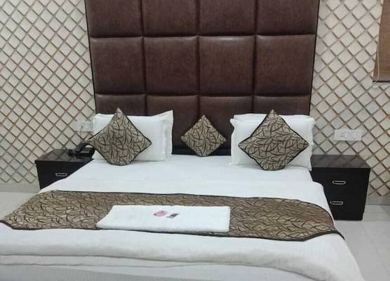 Hotel Mandakini Lush 1