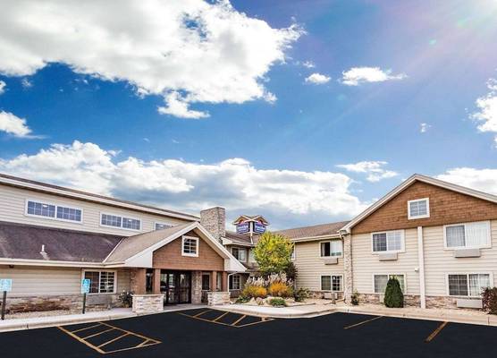 AmericInn by Wyndham Hotel and Suites Long Lake 1