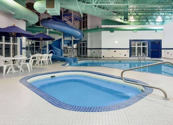 Ramada by Wyndham Weyburn 1
