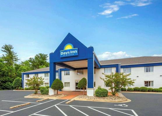 Days Inn & Suites by Wyndham Siler City 1