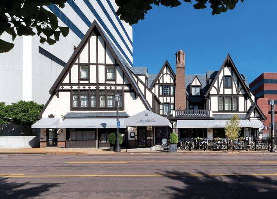 Seven Gables Inn, St Louis West, a Tribute Portfolio Hotel 1