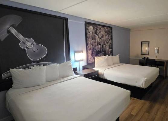 Super 8 by Wyndham Austin South I-35 1