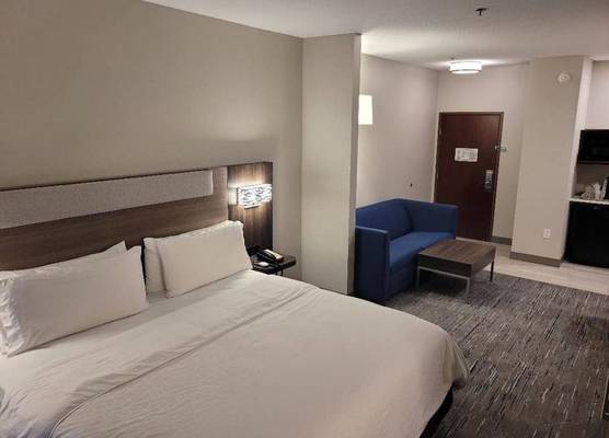 Holiday Inn Express & Suites STARKVILLE by IHG 1