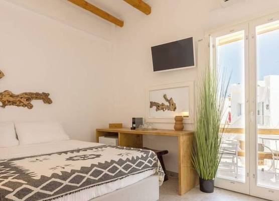 Parosquare Central Suites 1