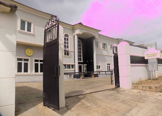 Moongate Hotel and Suites 1