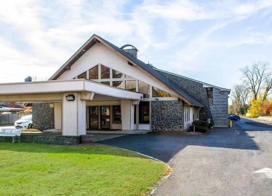 Econo Lodge Inn & Suites Colonie Center Mall 1