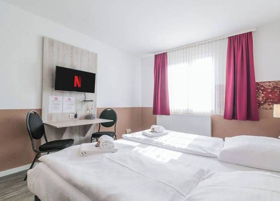 Hotel Café Galerie I Hannover-Garbsen I Free Parking 1