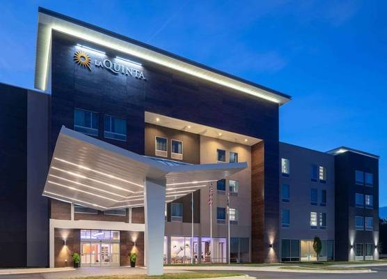 La Quinta Inn & Suites by Wyndham Greensboro Arpt High Point 1