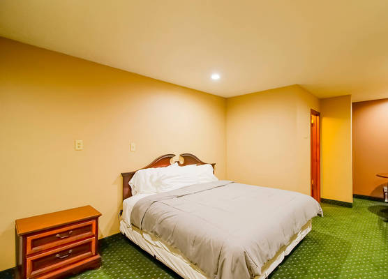 OYO Pinewood Inn & Suites Silsbee 1