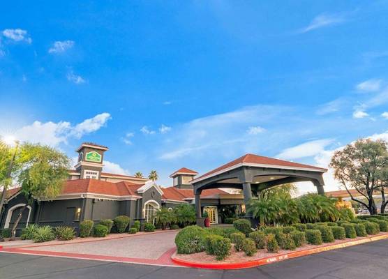 La Quinta Inn & Suites by Wyndham Phoenix Scottsdale 1
