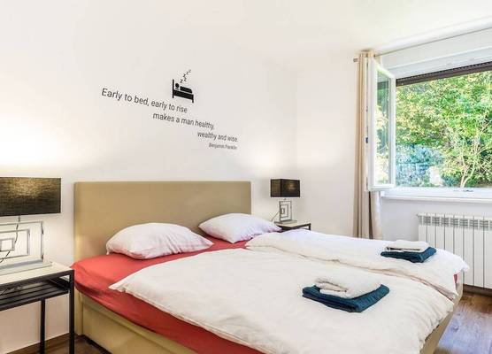 Modern 2bdr Apartment in Old Town- Best Location 1