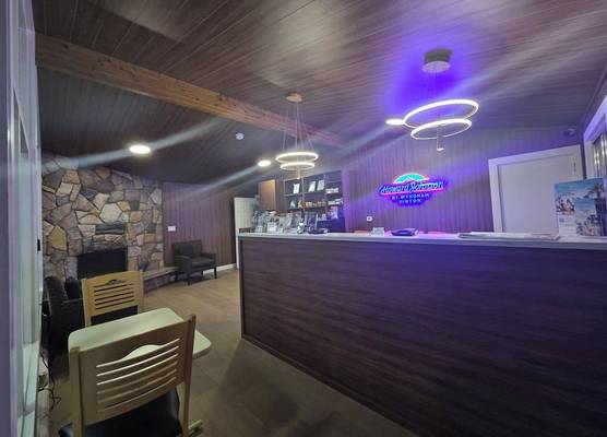 Howard Johnson by Wyndham Hinton 1