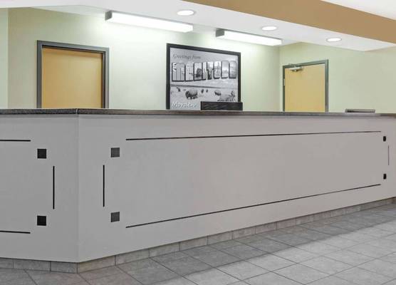 Super 8 by Wyndham Morden 1