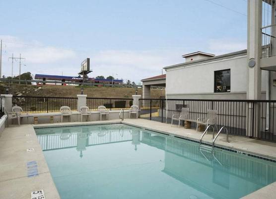 Days Inn by Wyndham Augusta Fort Eisenhower 1
