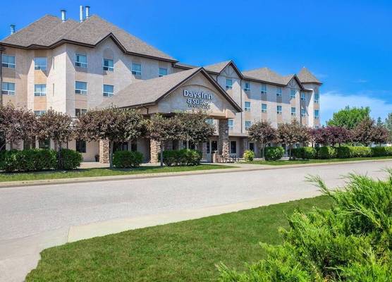 Days Inn & Suites by Wyndham West Edmonton 1