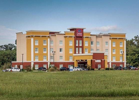 Comfort Suites near Tanger Outlet Mall 1