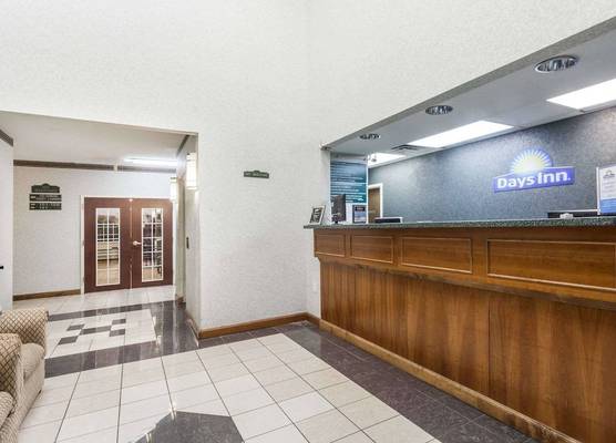 Days Inn & Suites by Wyndham Huntsville 1