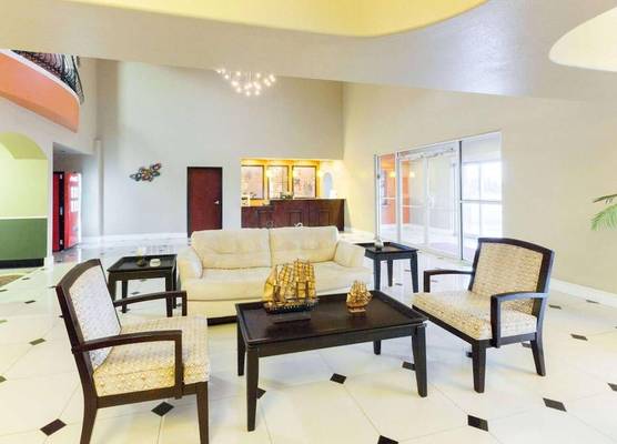 Super 8 by Wyndham Groesbeck 1
