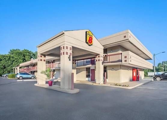 Super 8 by Wyndham Commerce 1