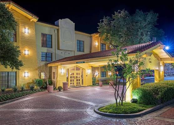 La Quinta Inn by Wyndham San Antonio I-35 N at Toepperwein 1