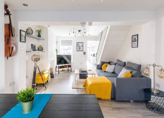 Hollywood House - Sleeps 10 Guests 1