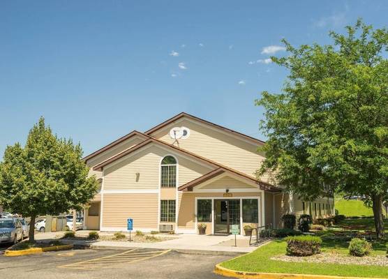 Super 8 by Wyndham Red Wing 1