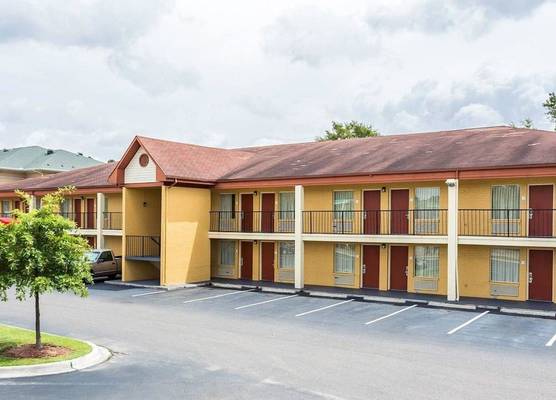 Econo Lodge Coliseum 1