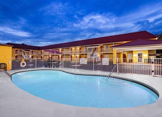 Days Inn by Wyndham Barnwell 1