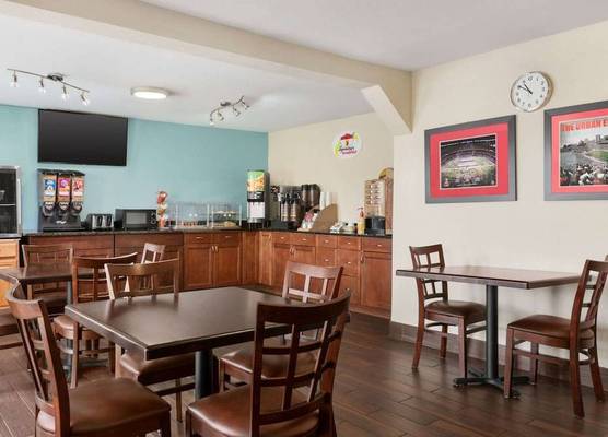 Super 8 by Wyndham Findlay 1