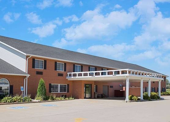 Super 8 by Wyndham New Hampton 1