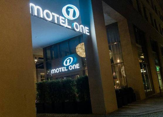 Motel One Dresden am Zwinger 1