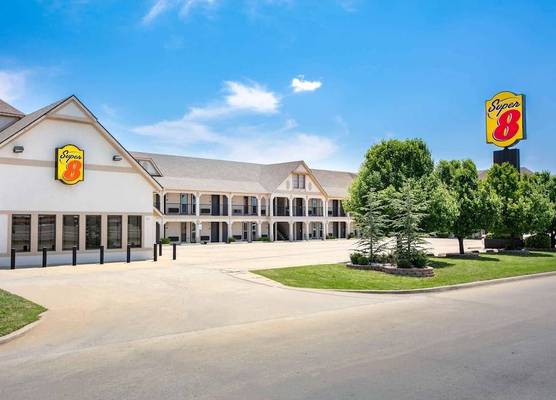 Super 8 by Wyndham City of Moore 1