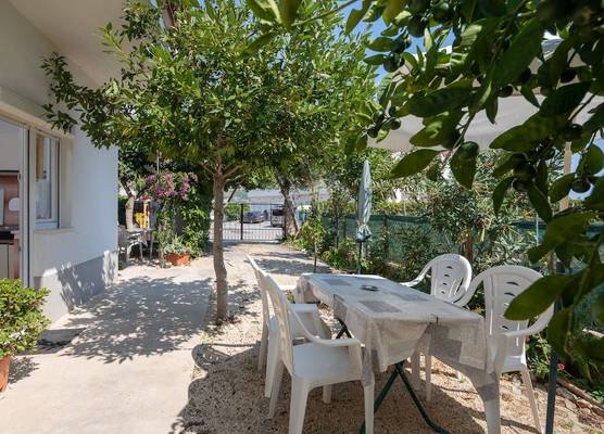 Apartments near beach Babic 1