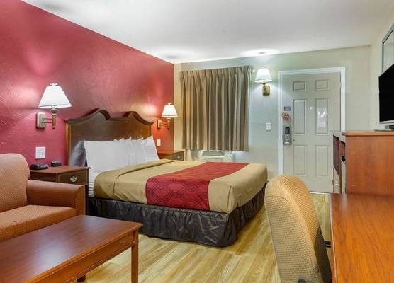 Econo Lodge Sturbridge Route 20 1