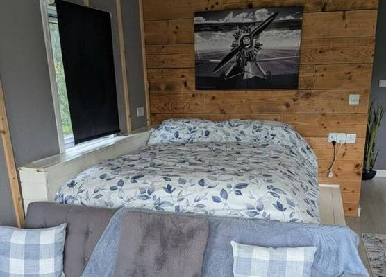 Tranquil Cabin Retreat- Sleeps 2, Parking 1