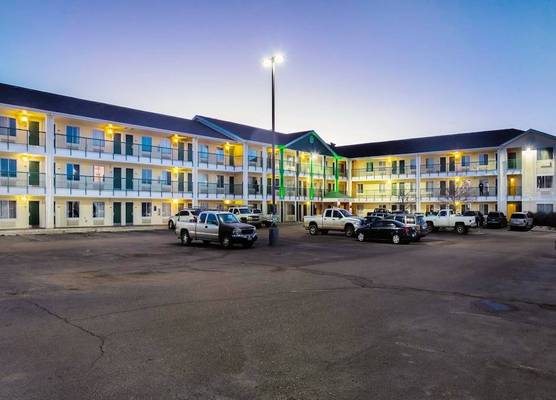 HomeTowne Studios by Red Roof Colorado Springs - Airport 1