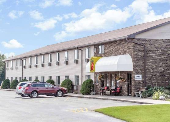 Super 8 by Wyndham Antigo 1