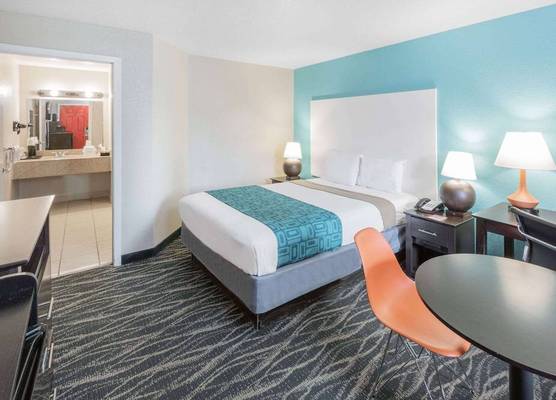 Howard Johnson by Wyndham Houston Hobby Airport 1