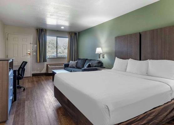 Econo Lodge Portland Airport 1
