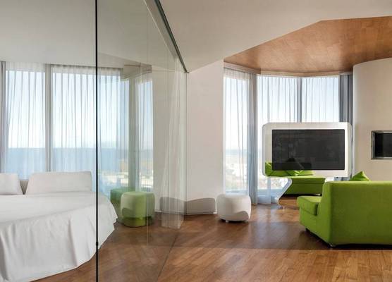 i-Suite Hotel 1