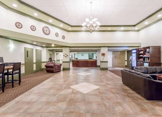Ramada by Wyndham Hinton 1