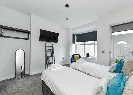 Long Eaton Modern 4bed House 1