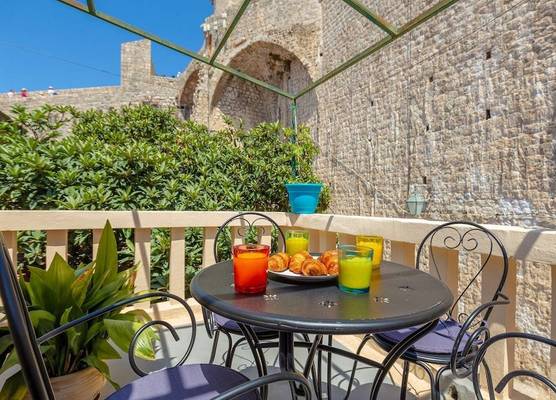 Dominium Old City Suite 1